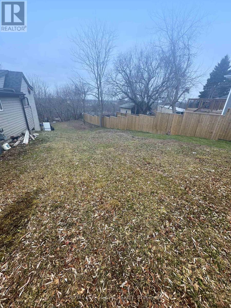 1 Ball Avenue, St. Catharines (Burleigh Hill), Ontario  L2T 1B4 - Photo 2 - X12872756
