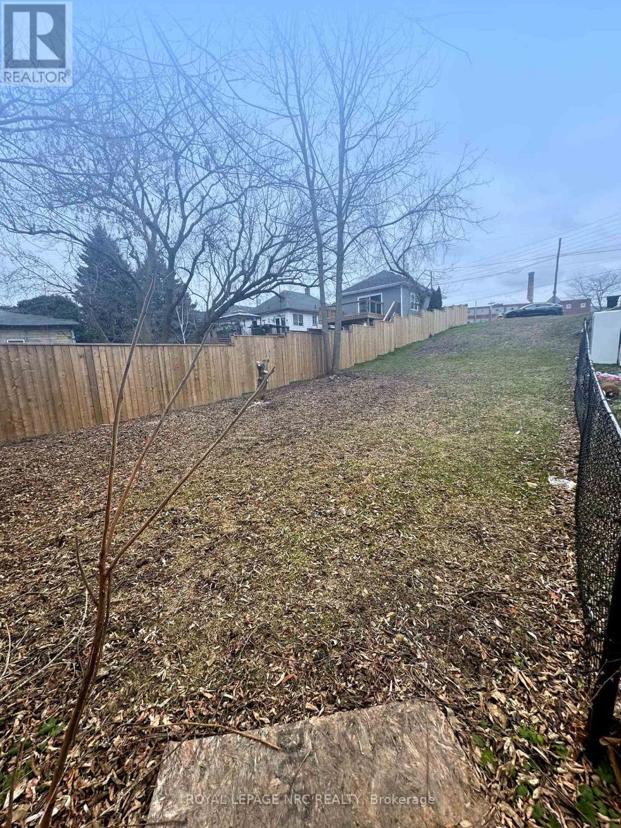 1 Ball Avenue, St. Catharines (Burleigh Hill), Ontario  L2T 1B4 - Photo 6 - X12872756