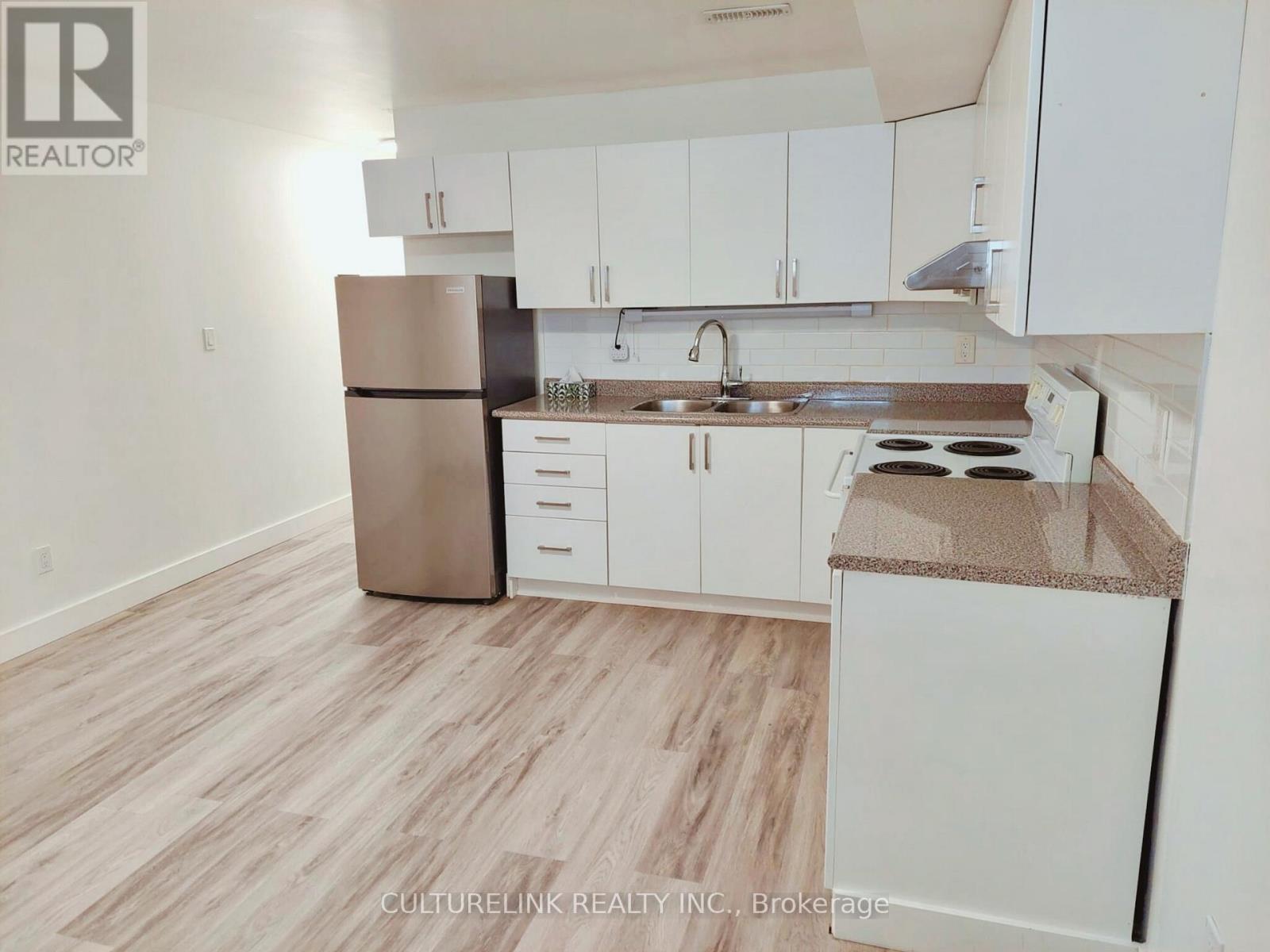 Lower - 918 St Clarens Avenue, Toronto, Ontario  M6H 3X6 - Photo 2 - W12682794