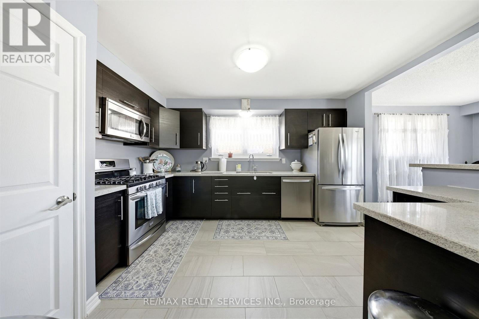 8 Edwin Drive, Brampton, Ontario  L6Y 1A1 - Photo 16 - W12872800