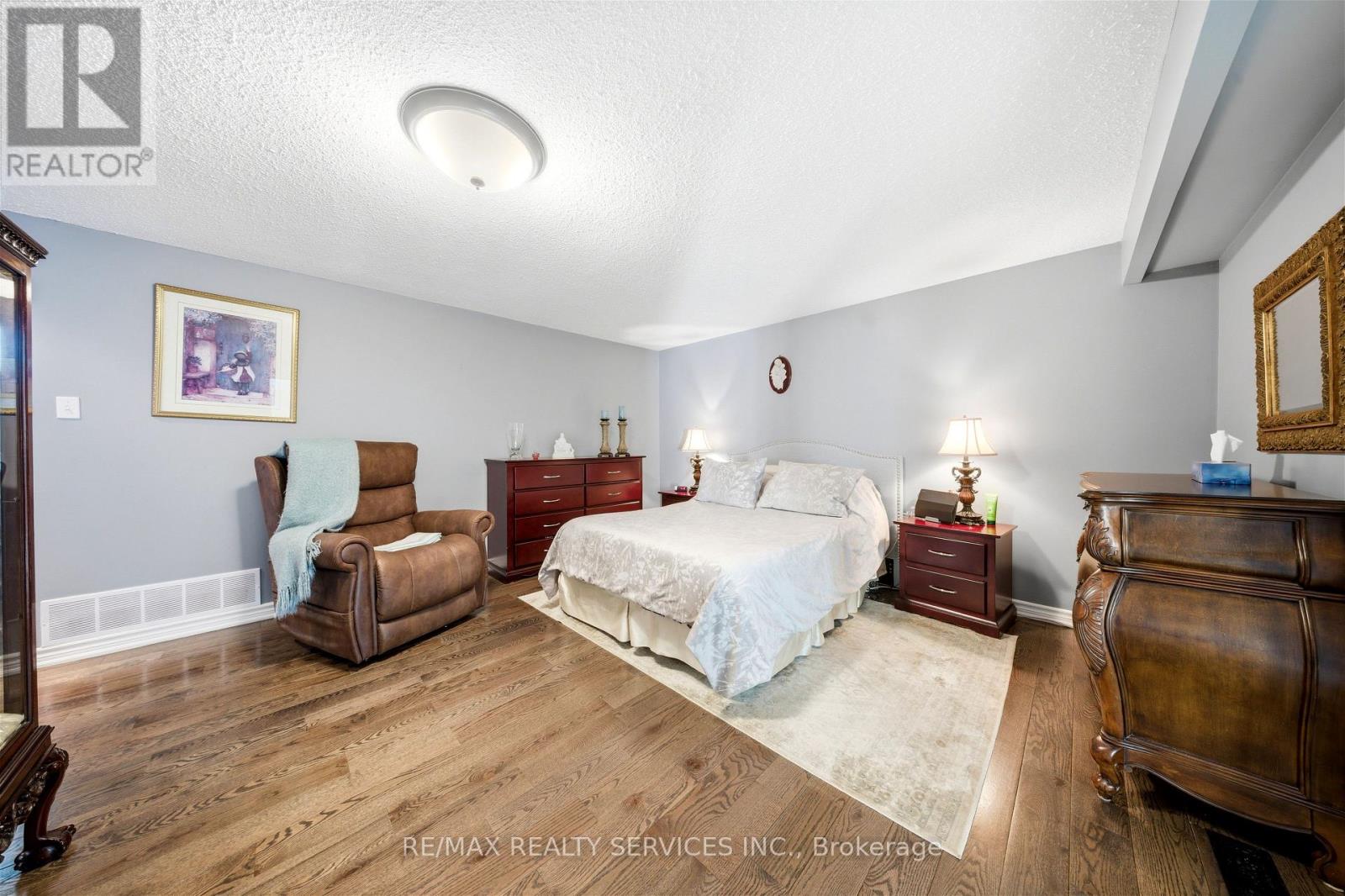 8 Edwin Drive, Brampton, Ontario  L6Y 1A1 - Photo 29 - W12872800