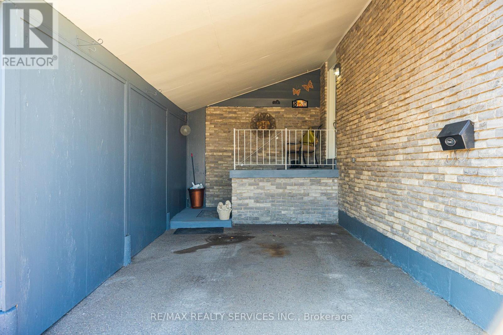 8 Edwin Drive, Brampton, Ontario  L6Y 1A1 - Photo 4 - W12872800