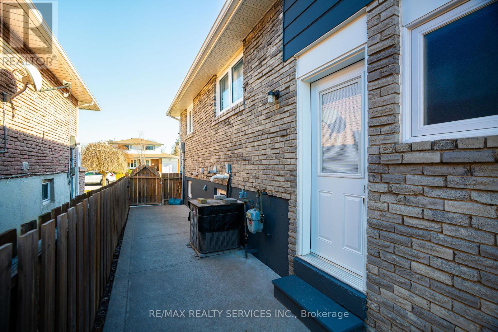 8 Edwin Drive, Brampton, Ontario  L6Y 1A1 - Photo 45 - W12872800