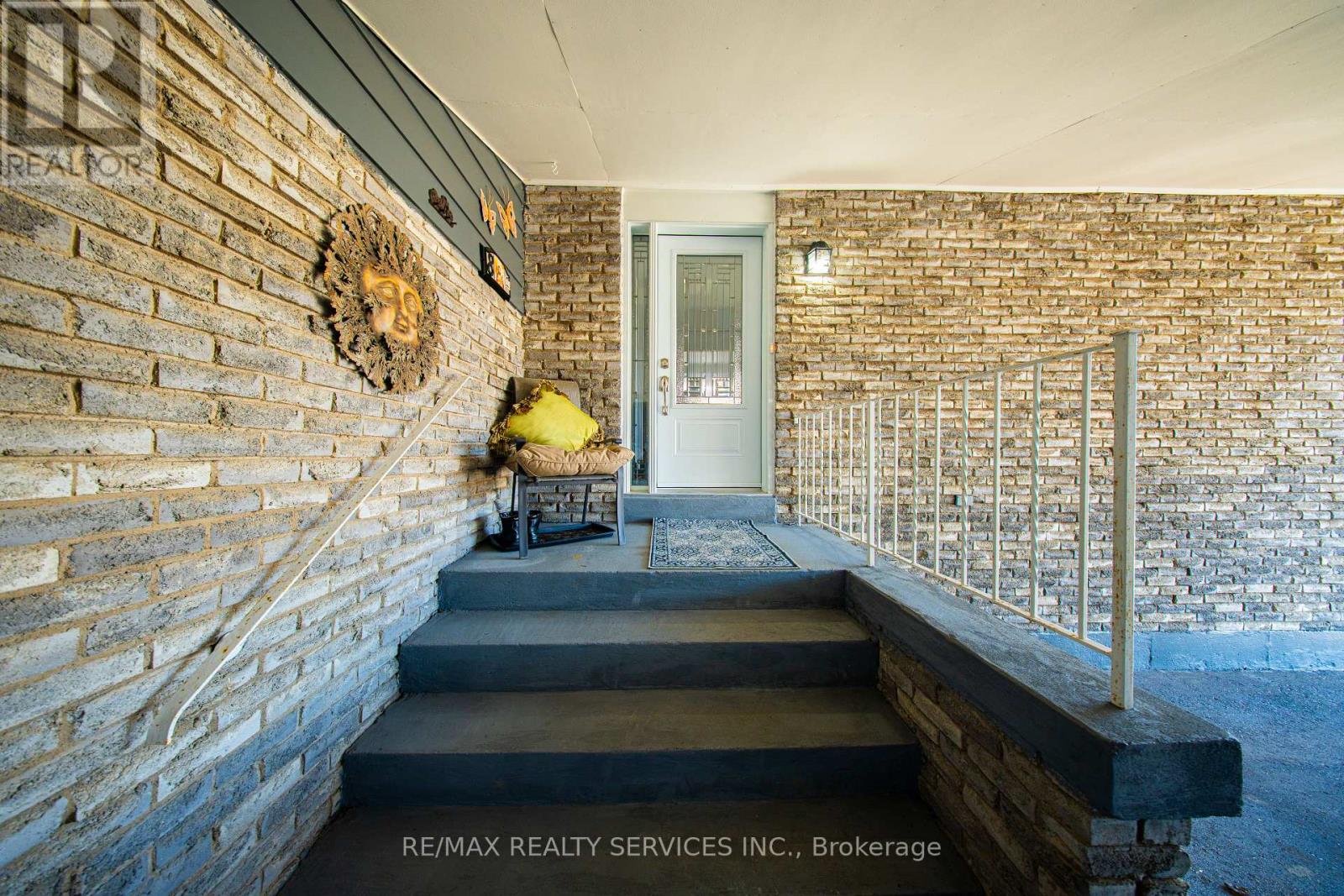 8 Edwin Drive, Brampton, Ontario  L6Y 1A1 - Photo 6 - W12872800