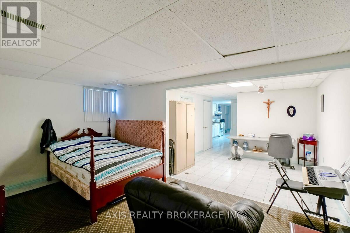 18 Maple Bush Avenue, Toronto, Ontario  M9N 1S6 - Photo 29 - W12872828