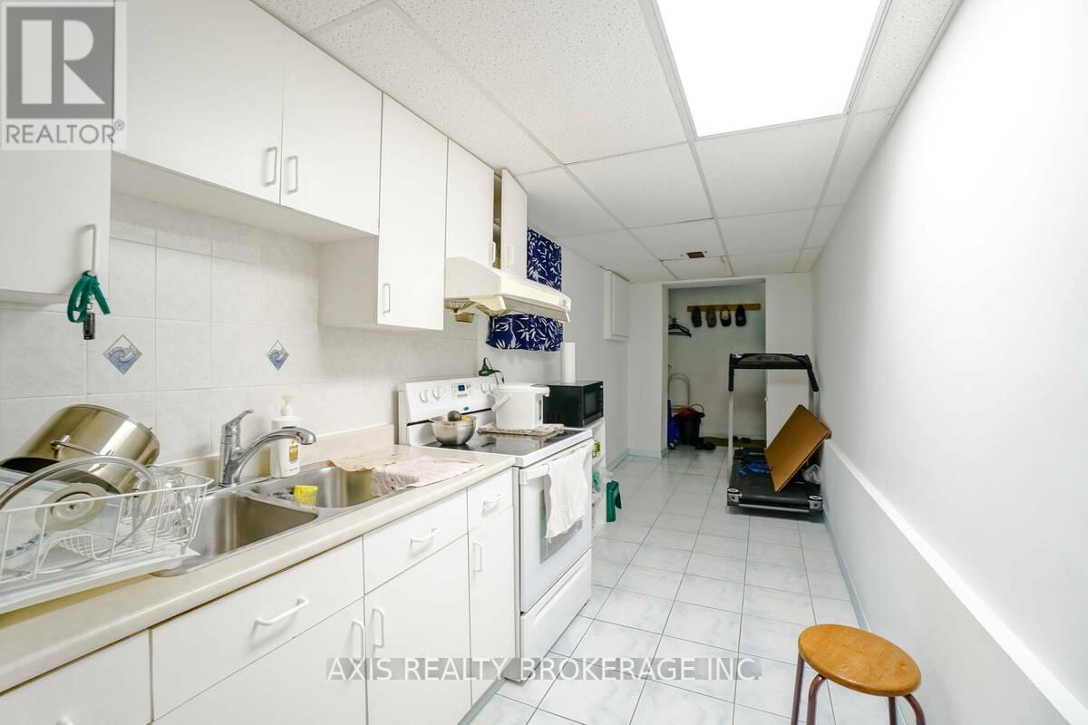 18 Maple Bush Avenue, Toronto, Ontario  M9N 1S6 - Photo 30 - W12872828