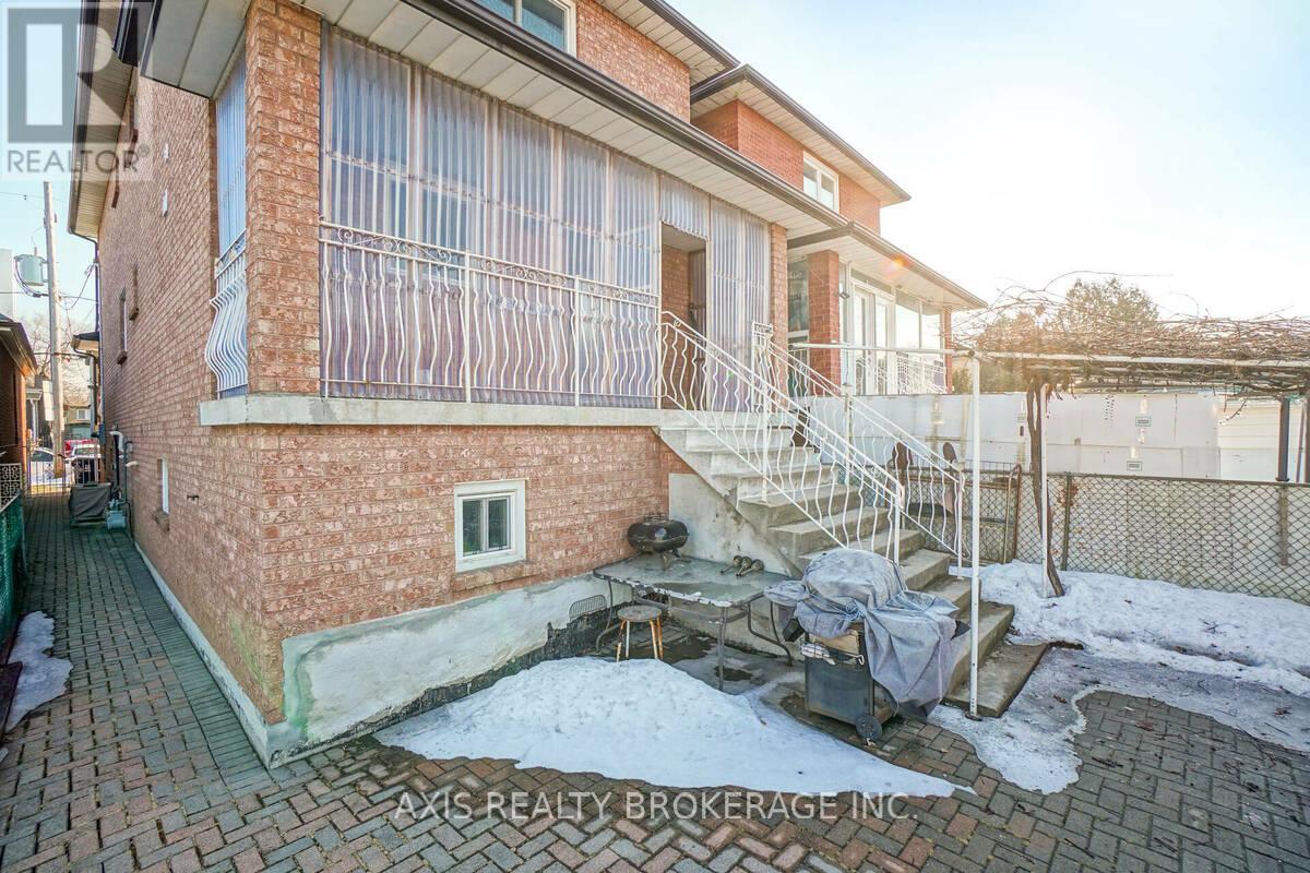 18 Maple Bush Avenue, Toronto, Ontario  M9N 1S6 - Photo 33 - W12872828