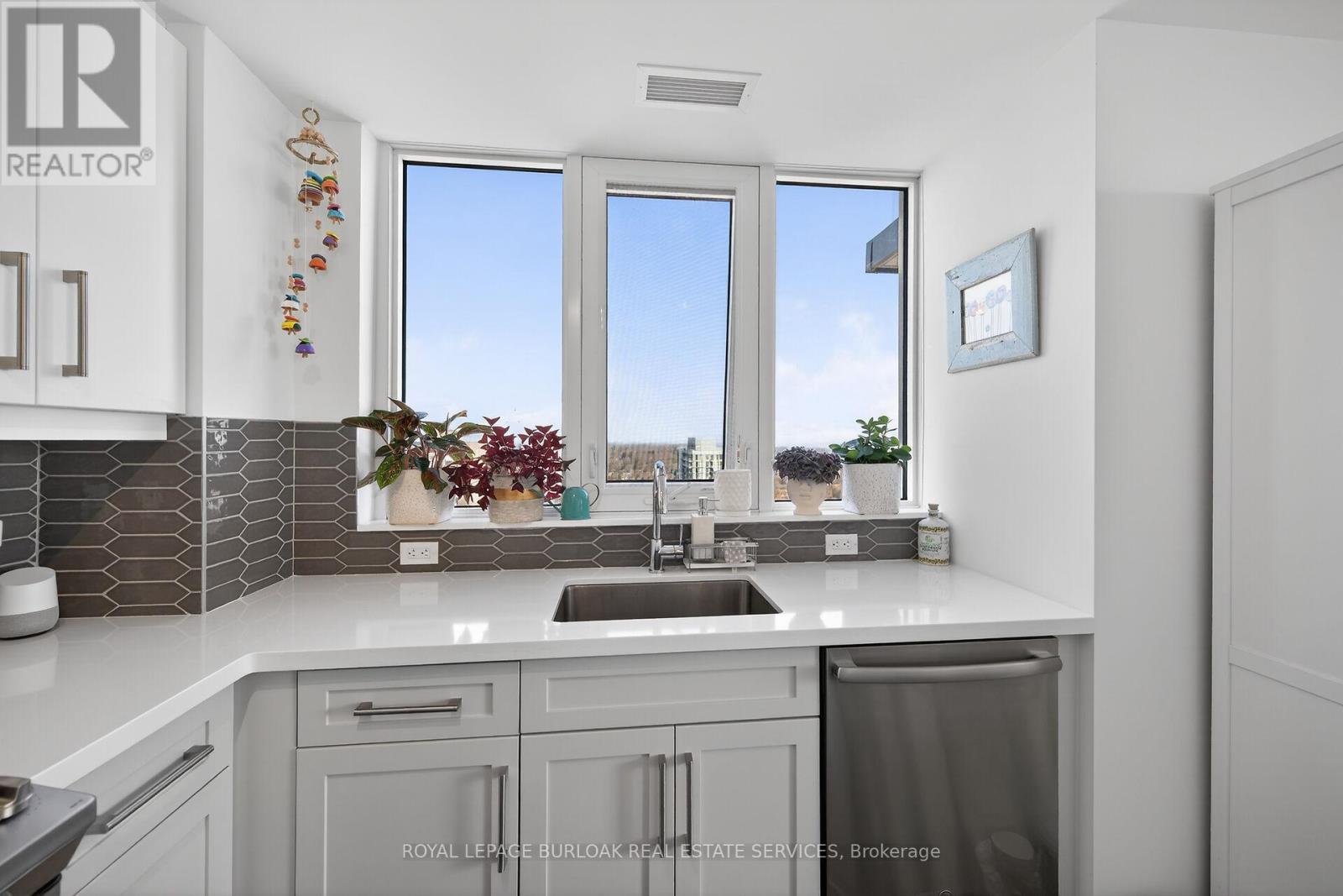 1503 - 2007 James Street, Burlington, Ontario  L7R 0G7 - Photo 6 - W12872904