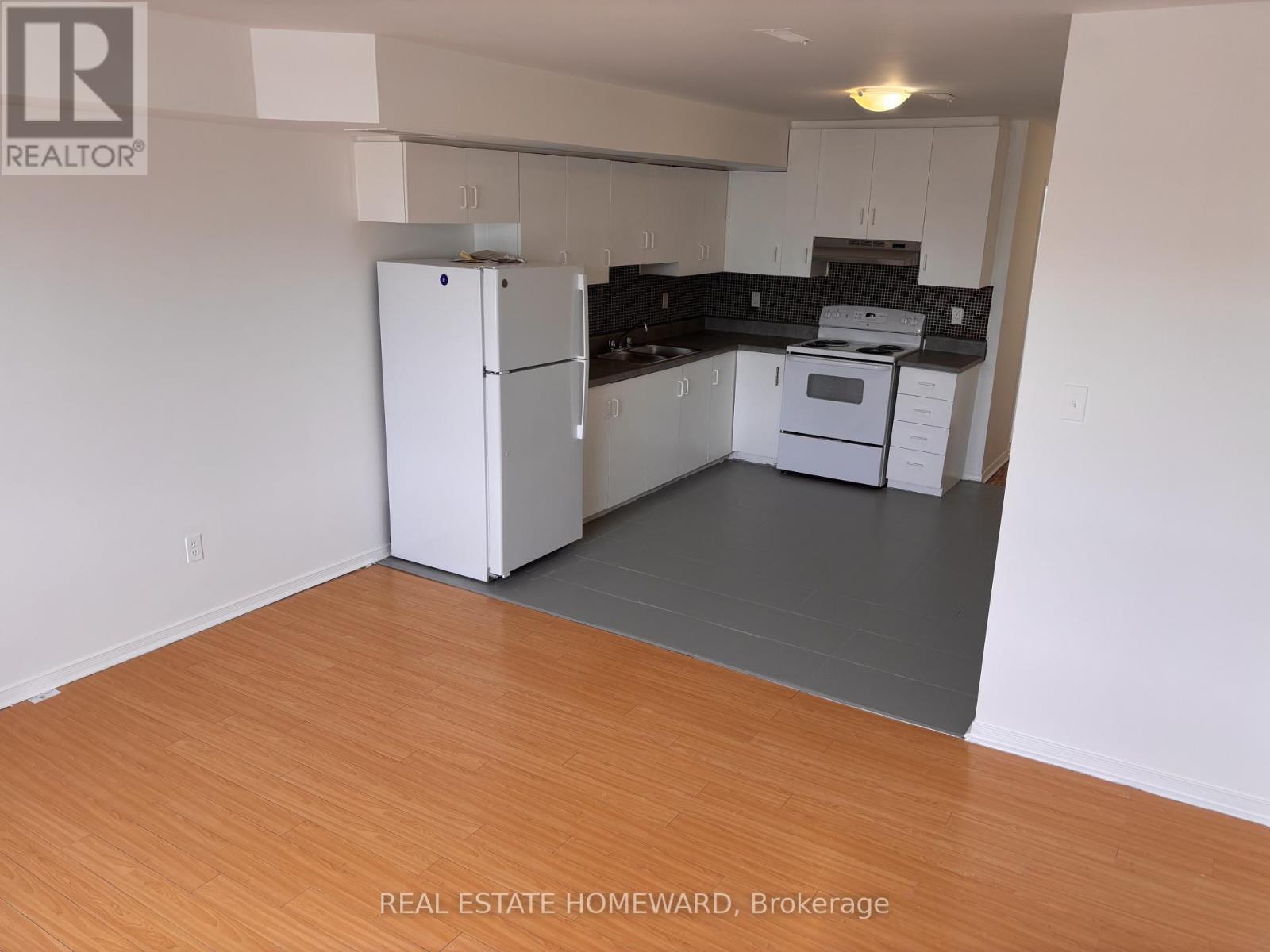 Upper - 879a Wilson Avenue, Toronto (Downsview-Roding-Cfb), Ontario  M3K 1E6 - Photo 3 - W12872920