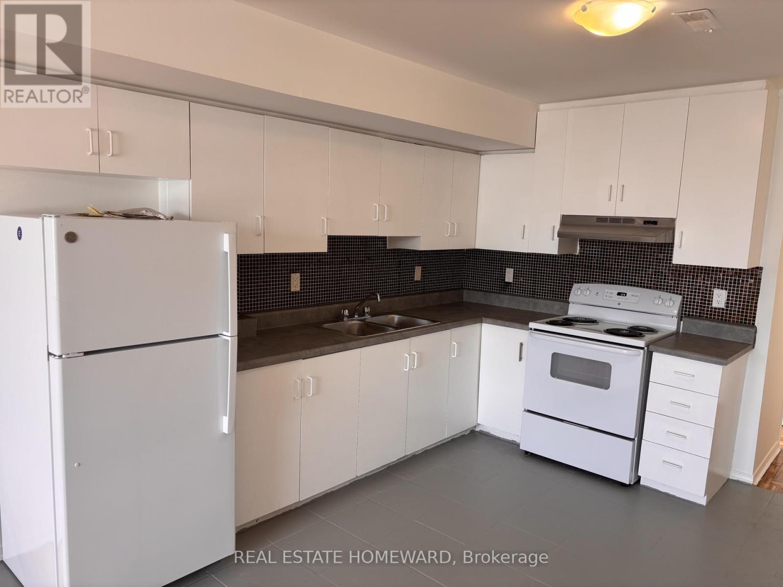 Upper - 879a Wilson Avenue, Toronto (Downsview-Roding-Cfb), Ontario  M3K 1E6 - Photo 4 - W12872920