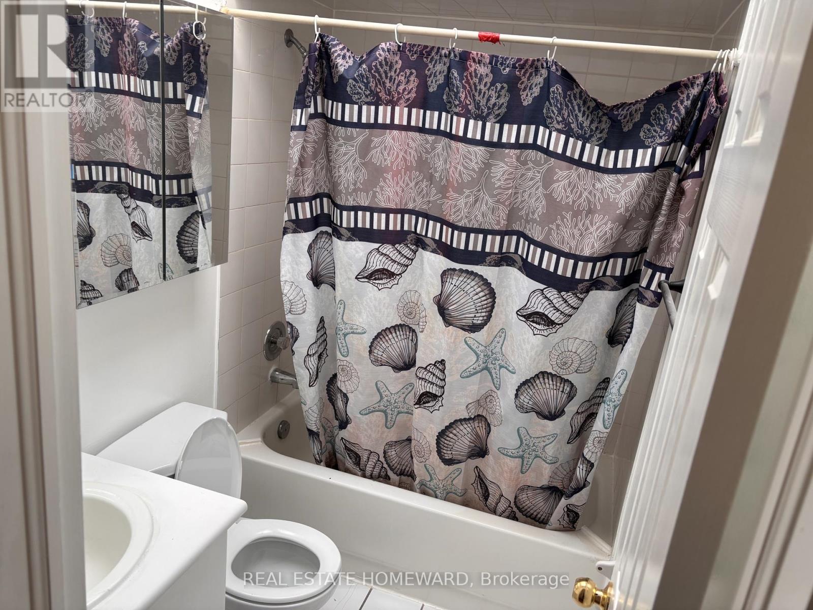 Upper - 879a Wilson Avenue, Toronto (Downsview-Roding-Cfb), Ontario  M3K 1E6 - Photo 7 - W12872920