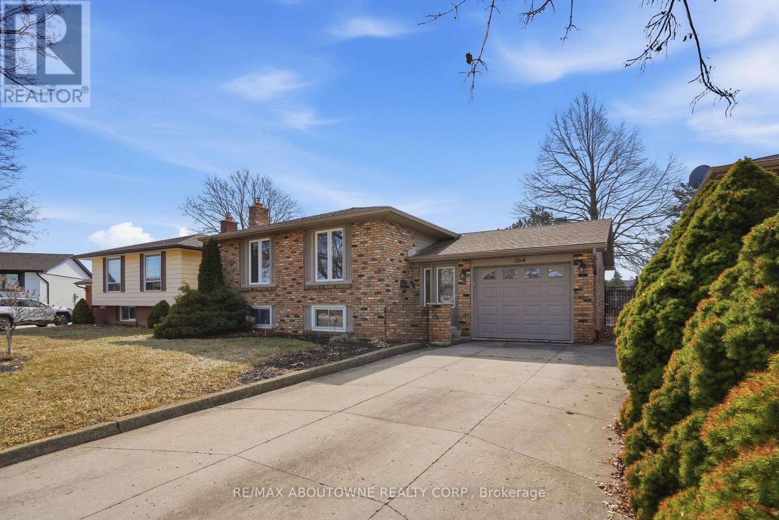 264 Celtic Drive, Hamilton, Ontario  L8E 2T9 - Photo 2 - X12872896