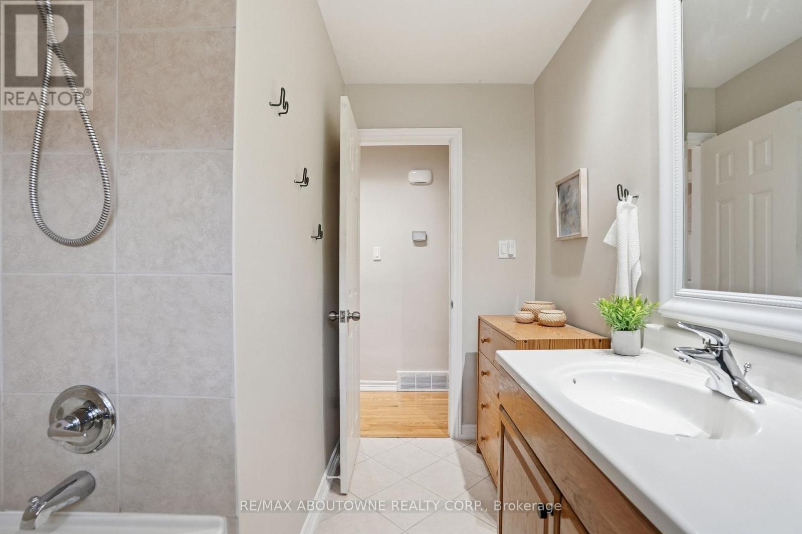 264 Celtic Drive, Hamilton, Ontario  L8E 2T9 - Photo 23 - X12872896