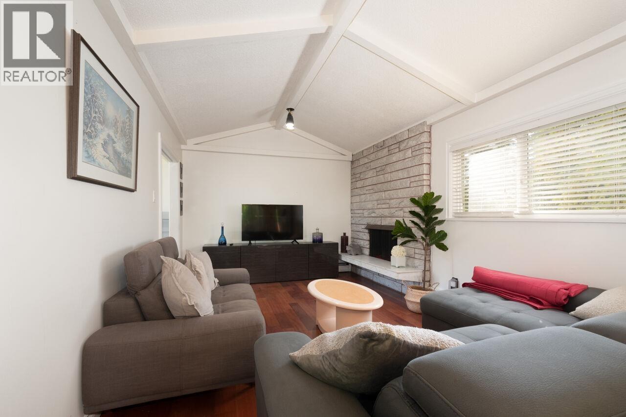 8240 Manson Drive, Burnaby, British Columbia  V5A 2C2 - Photo 12 - R3098870