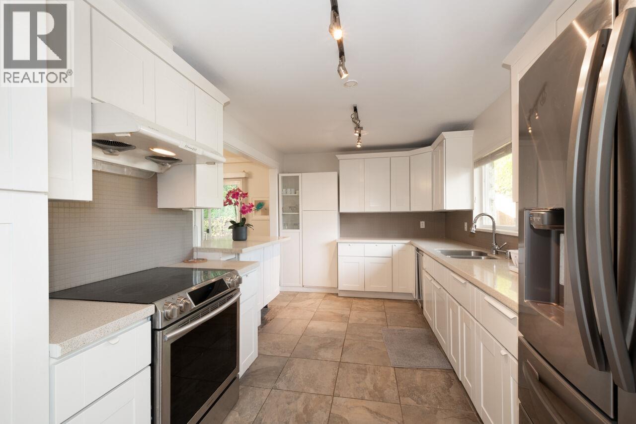 8240 Manson Drive, Burnaby, British Columbia  V5A 2C2 - Photo 18 - R3098870