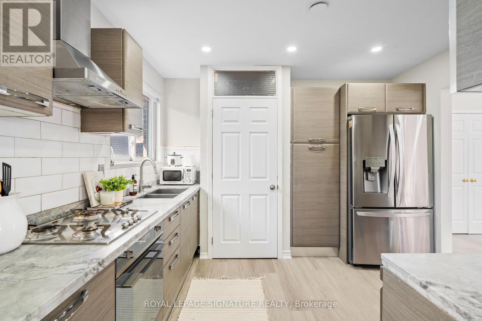 216 Folkstone Crescent, Brampton, Ontario  L6T 3N6 - Photo 12 - W12872980