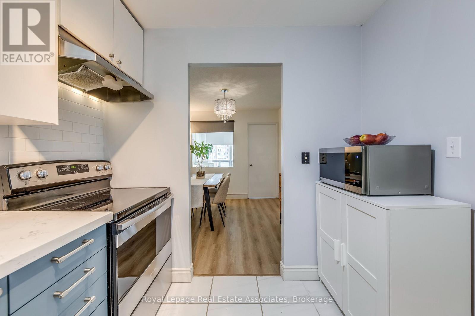 901 - 155 Hillcrest Avenue, Mississauga, Ontario  L5B 3Z2 - Photo 11 - W12807176