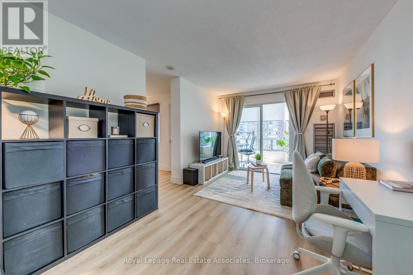 901 - 155 Hillcrest Avenue, Mississauga, Ontario  L5B 3Z2 - Photo 3 - W12807176