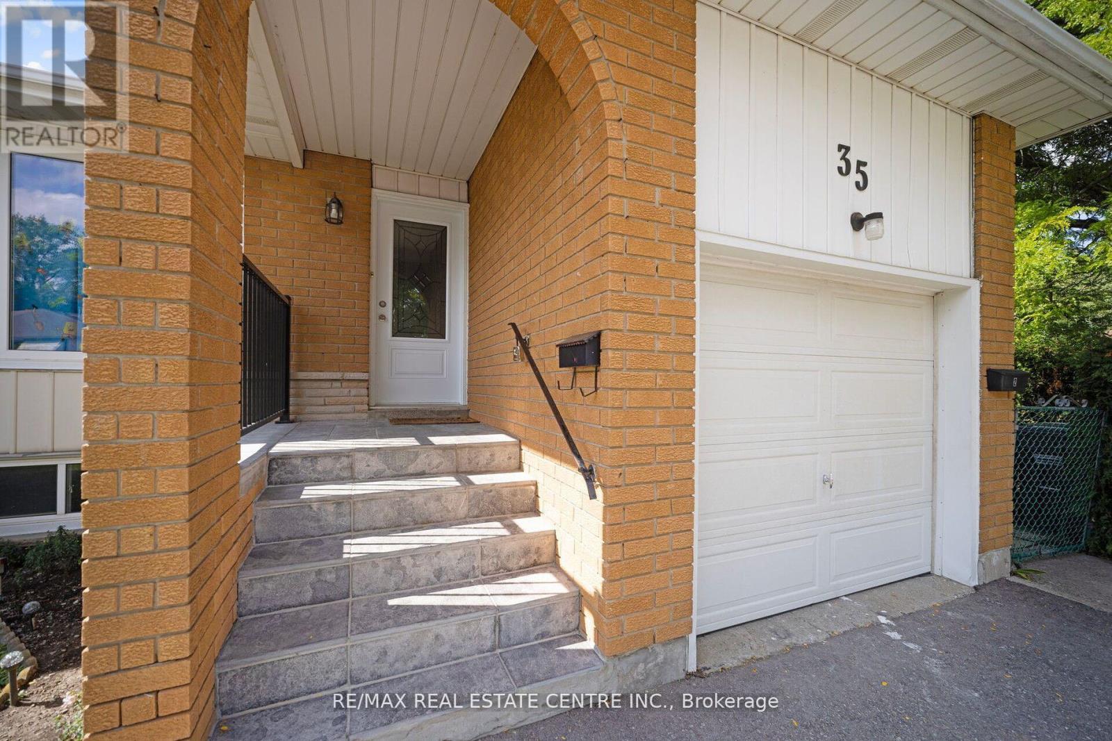 35 Madison Street, Brampton, Ontario  L6S 3C4 - Photo 4 - W12684310