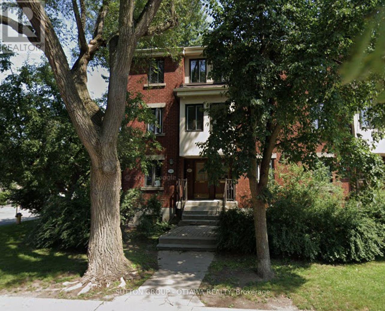 207 Mart Circle, Ottawa, Ontario  K1K 4K2 - Photo 2 - X12782652