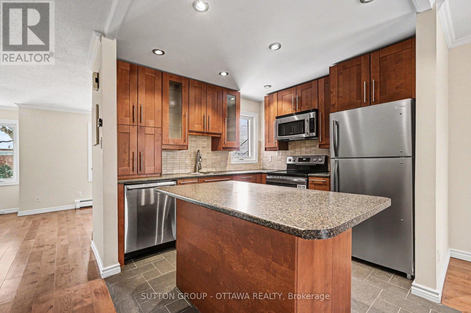 207 Mart Circle, Ottawa, Ontario  K1K 4K2 - Photo 7 - X12782652