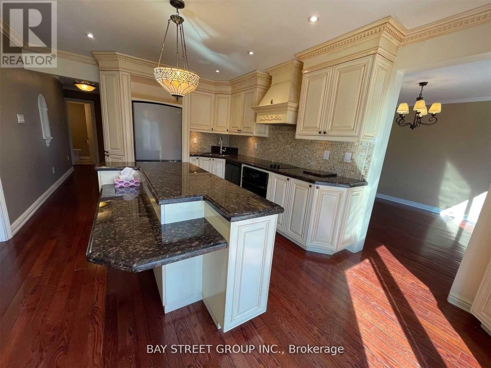 2079 Pineview Drive, Oakville, Ontario  L6H 5M5 - Photo 10 - W12751456