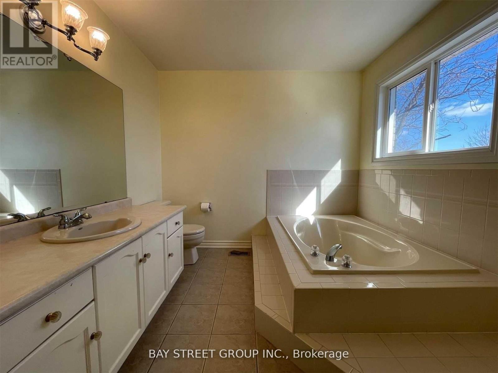 2079 Pineview Drive, Oakville, Ontario  L6H 5M5 - Photo 21 - W12751456