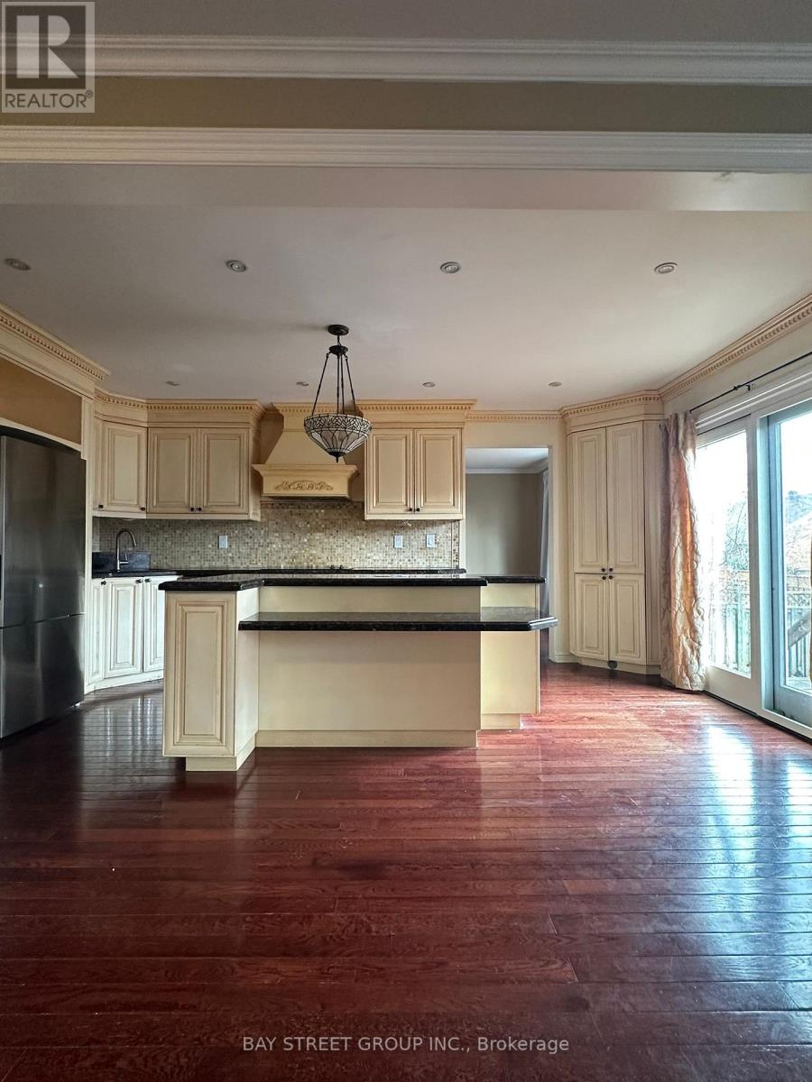 2079 Pineview Drive, Oakville, Ontario  L6H 5M5 - Photo 11 - W12751456