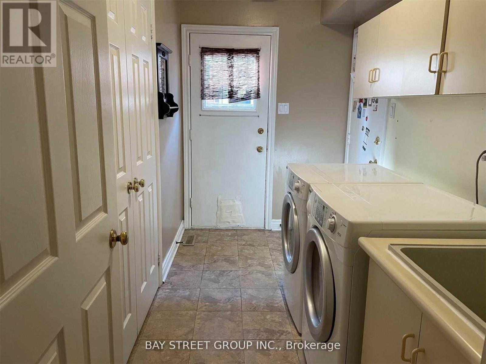 2079 Pineview Drive, Oakville, Ontario  L6H 5M5 - Photo 24 - W12751456