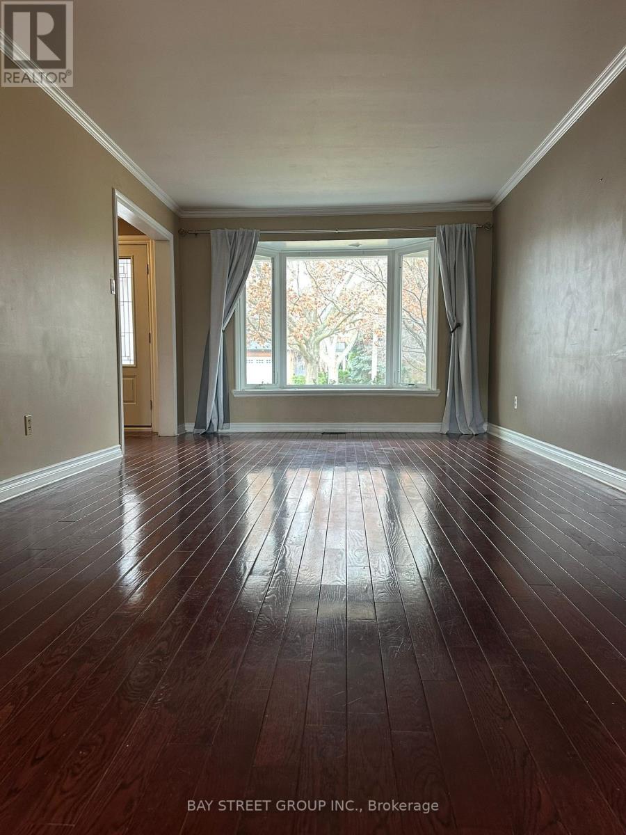 2079 Pineview Drive, Oakville, Ontario  L6H 5M5 - Photo 8 - W12751456