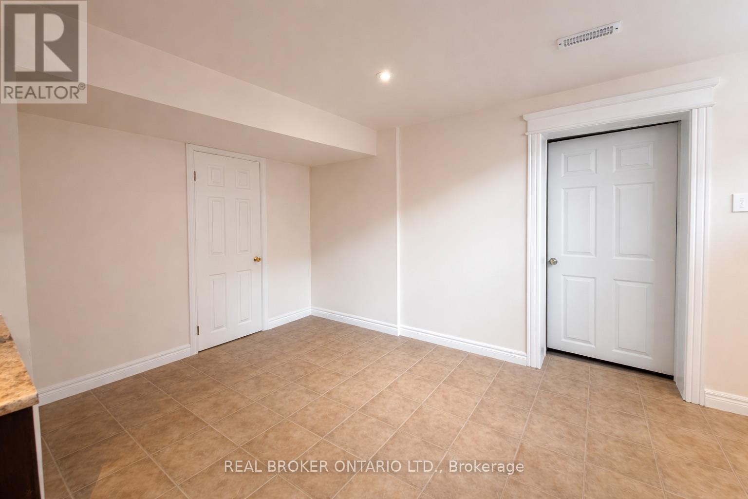 Lower - 1602 Coram Crescent, Mississauga, Ontario  L4X 1K9 - Photo 8 - W12809626