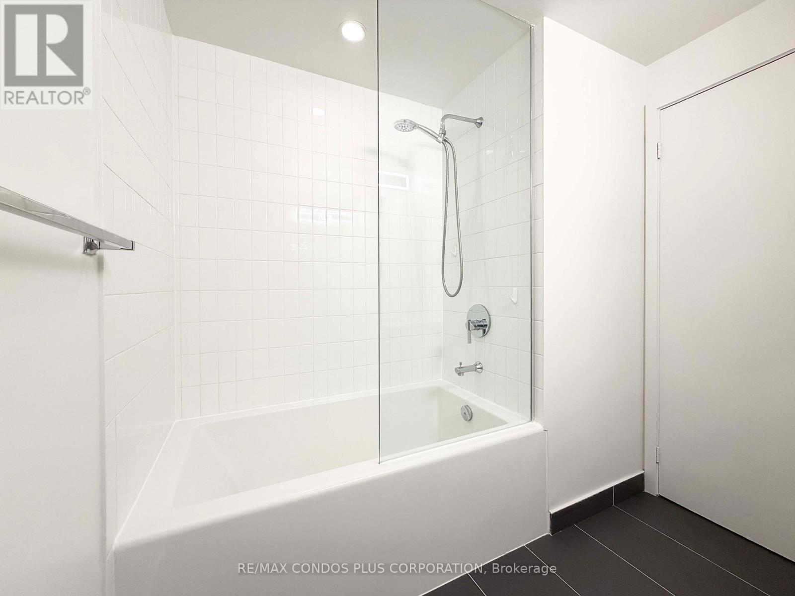 2410 - 210 Simcoe Street, Toronto, Ontario  M5T 0A9 - Photo 12 - C12873158