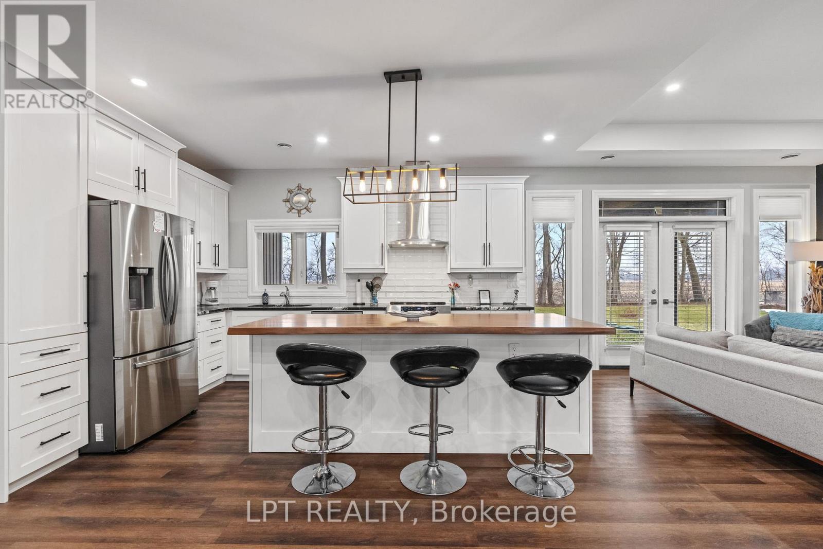 8439 Lazy Lane, Lambton Shores, Ontario  N0M 2N0 - Photo 11 - X12873068