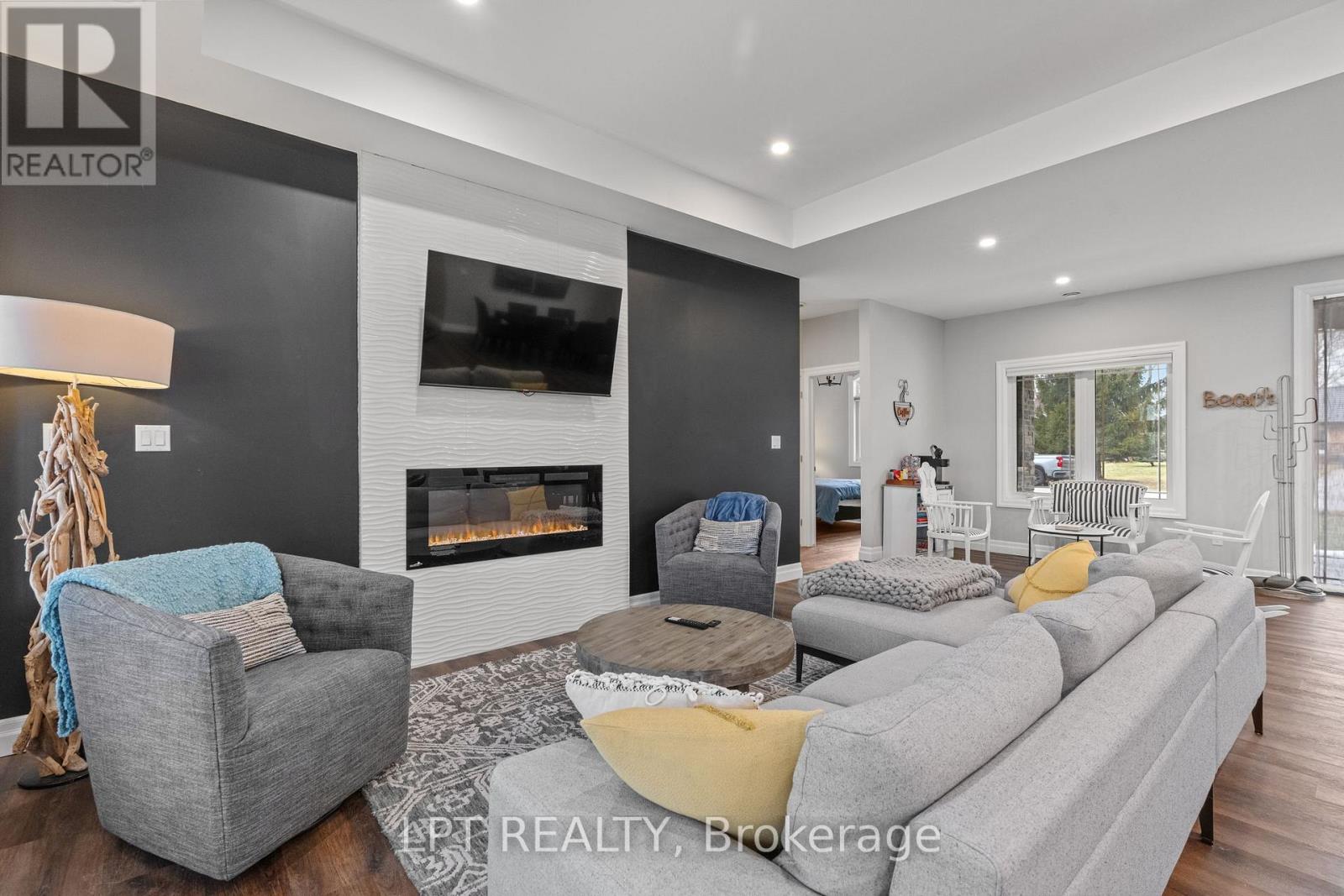 8439 Lazy Lane, Lambton Shores, Ontario  N0M 2N0 - Photo 13 - X12873068