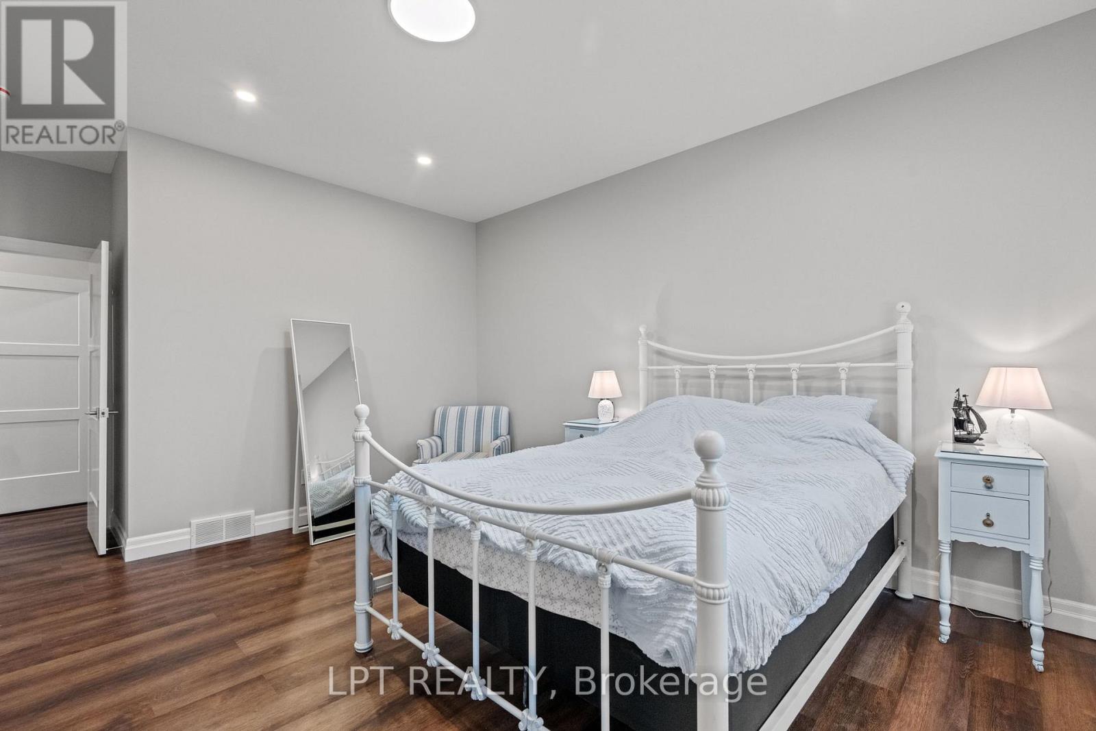 8439 Lazy Lane, Lambton Shores, Ontario  N0M 2N0 - Photo 27 - X12873068