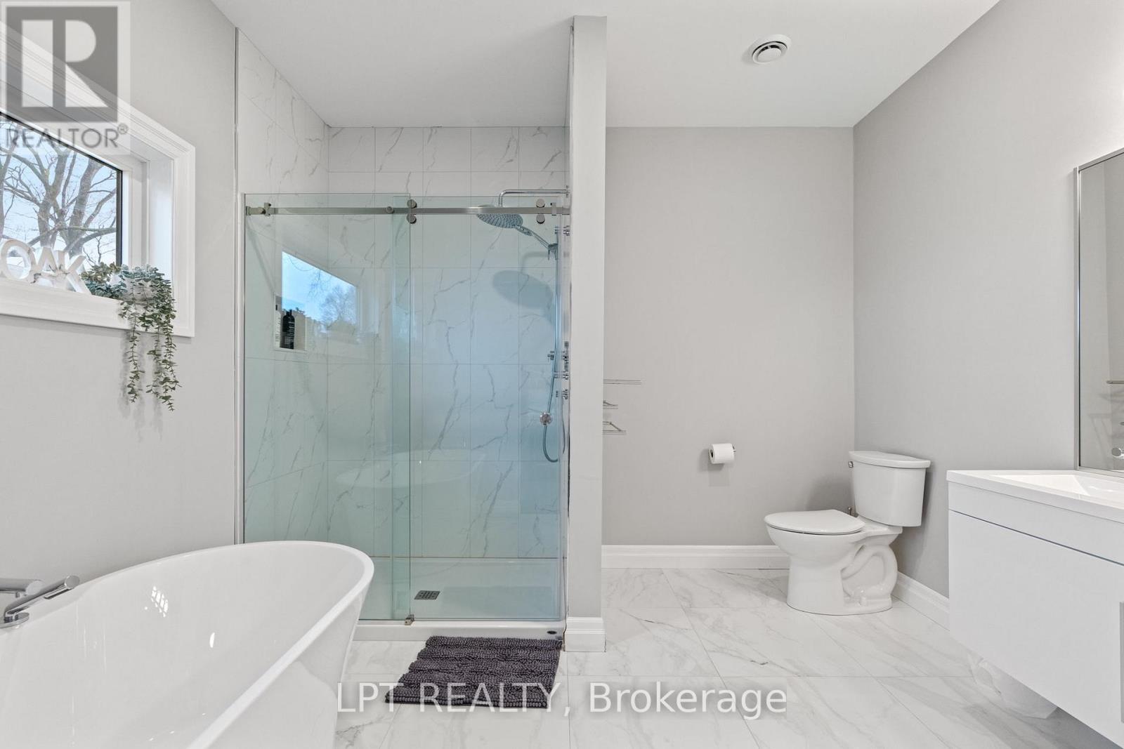 8439 Lazy Lane, Lambton Shores, Ontario  N0M 2N0 - Photo 28 - X12873068