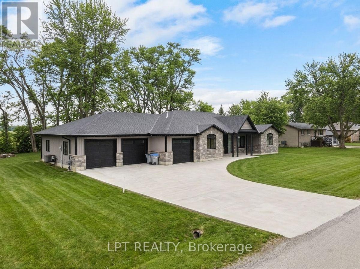 8439 Lazy Lane, Lambton Shores, Ontario  N0M 2N0 - Photo 3 - X12873068