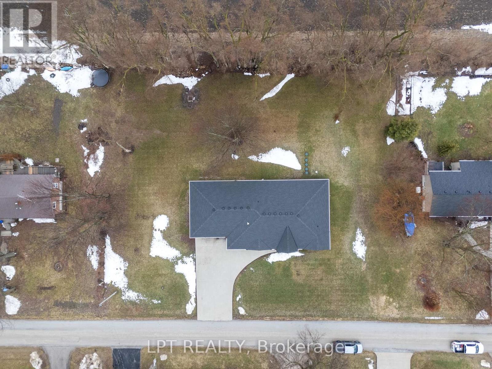 8439 Lazy Lane, Lambton Shores, Ontario  N0M 2N0 - Photo 33 - X12873068