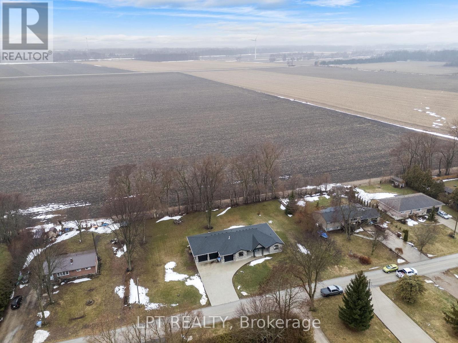 8439 Lazy Lane, Lambton Shores, Ontario  N0M 2N0 - Photo 34 - X12873068