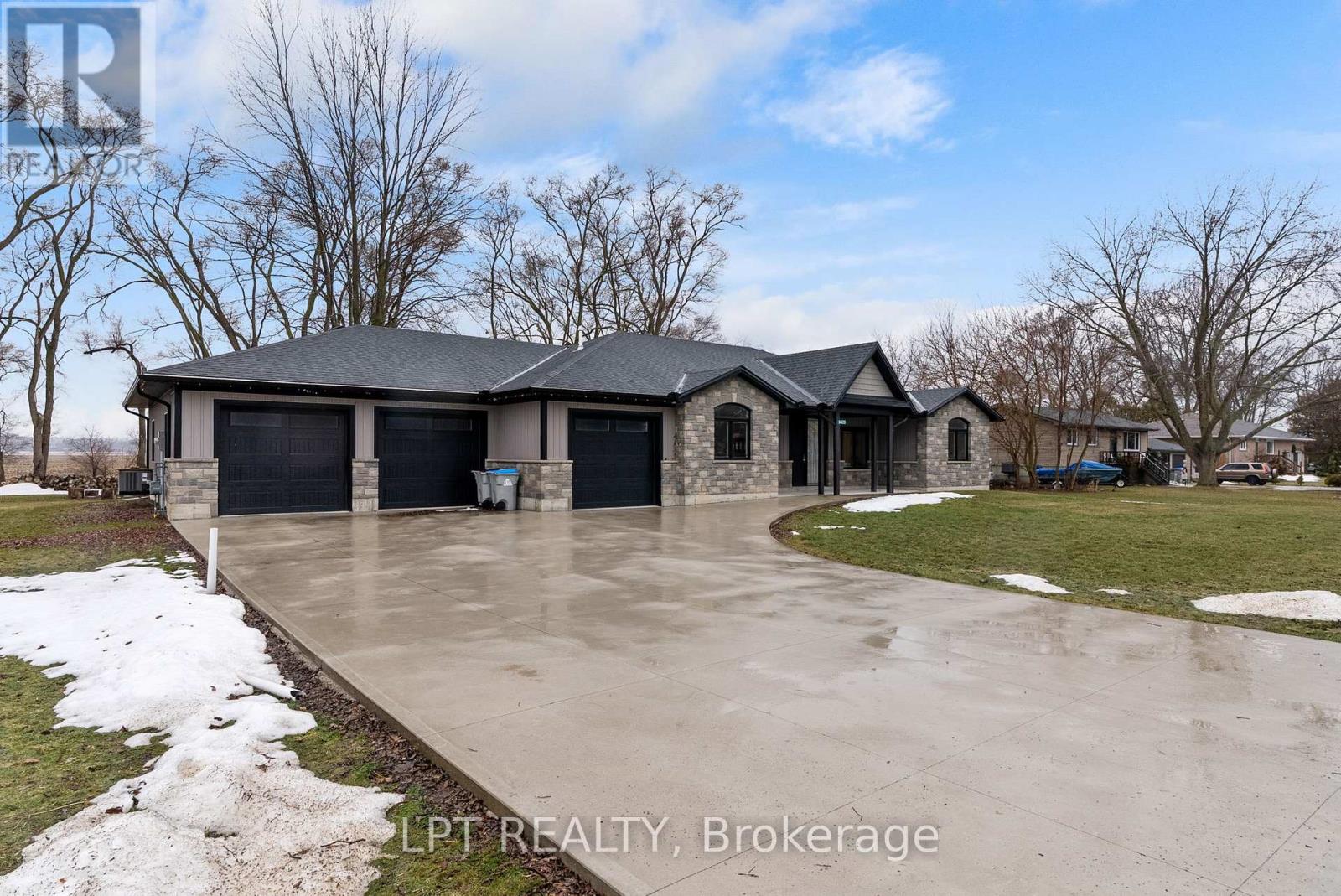 8439 Lazy Lane, Lambton Shores, Ontario  N0M 2N0 - Photo 36 - X12873068