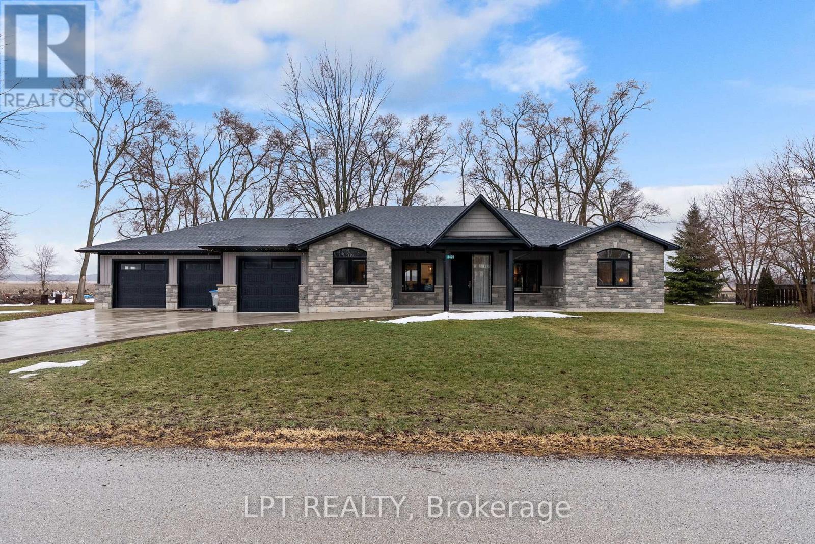 8439 Lazy Lane, Lambton Shores, Ontario  N0M 2N0 - Photo 37 - X12873068