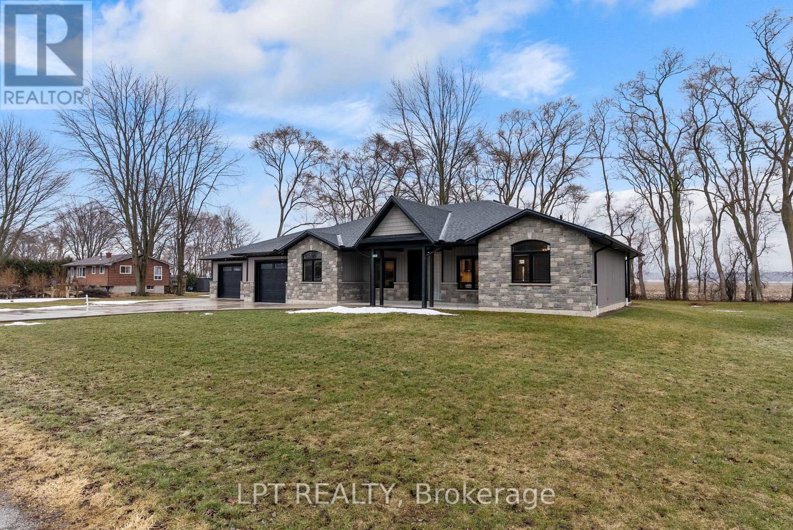 8439 Lazy Lane, Lambton Shores, Ontario  N0M 2N0 - Photo 38 - X12873068