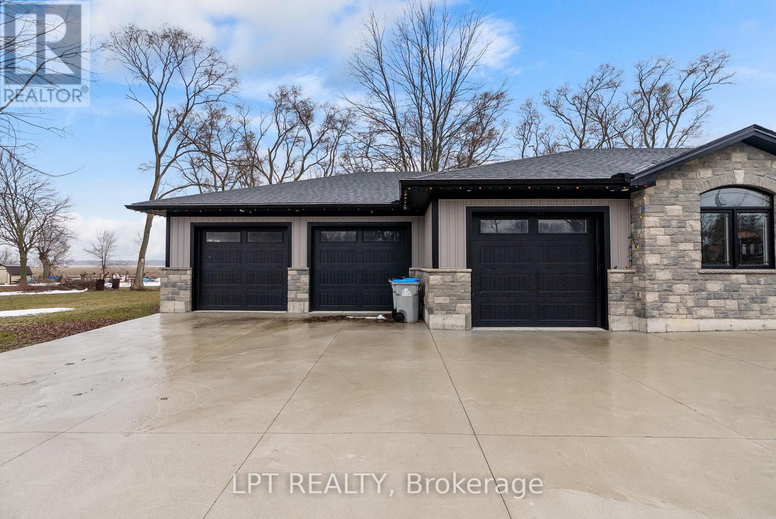 8439 Lazy Lane, Lambton Shores, Ontario  N0M 2N0 - Photo 39 - X12873068