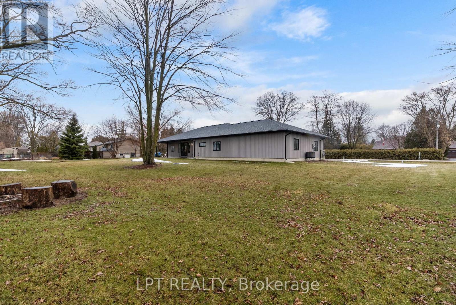 8439 Lazy Lane, Lambton Shores, Ontario  N0M 2N0 - Photo 43 - X12873068