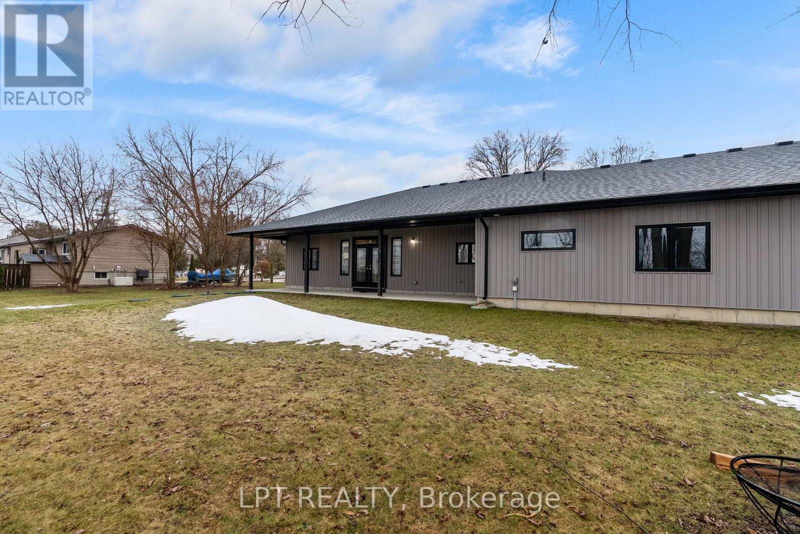 8439 Lazy Lane, Lambton Shores, Ontario  N0M 2N0 - Photo 44 - X12873068