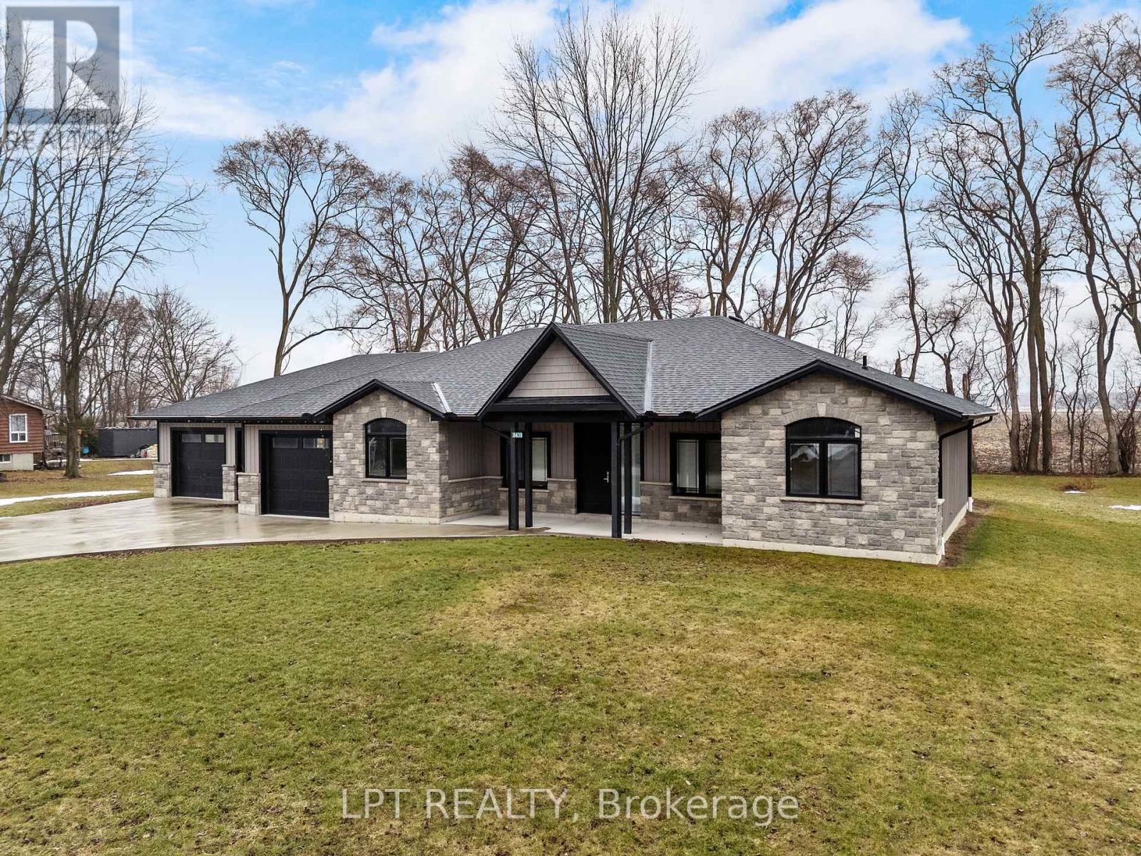 8439 Lazy Lane, Lambton Shores, Ontario  N0M 2N0 - Photo 45 - X12873068