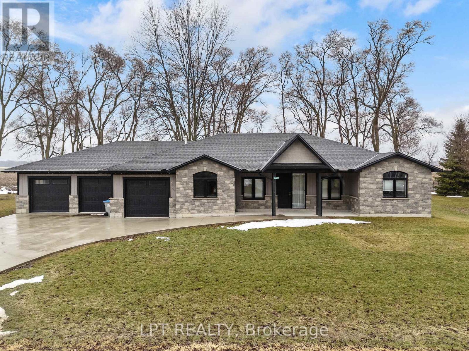 8439 Lazy Lane, Lambton Shores, Ontario  N0M 2N0 - Photo 46 - X12873068