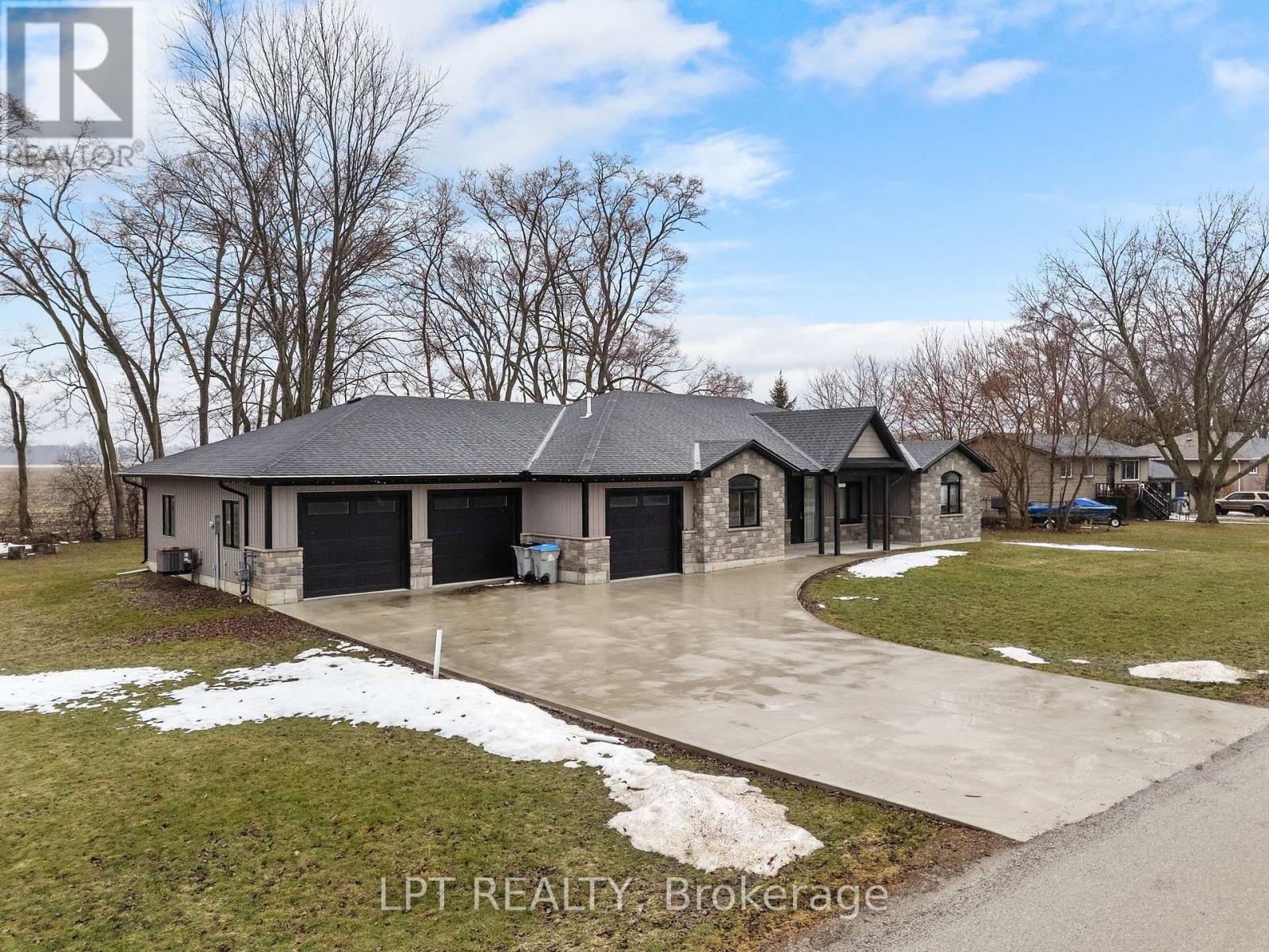 8439 Lazy Lane, Lambton Shores, Ontario  N0M 2N0 - Photo 47 - X12873068