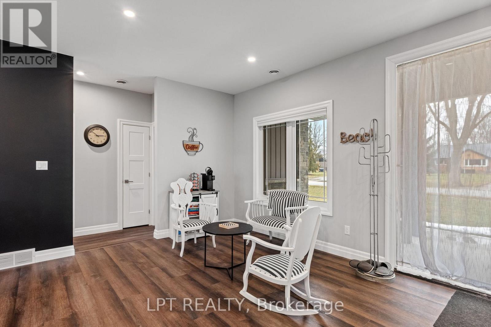 8439 Lazy Lane, Lambton Shores, Ontario  N0M 2N0 - Photo 6 - X12873068