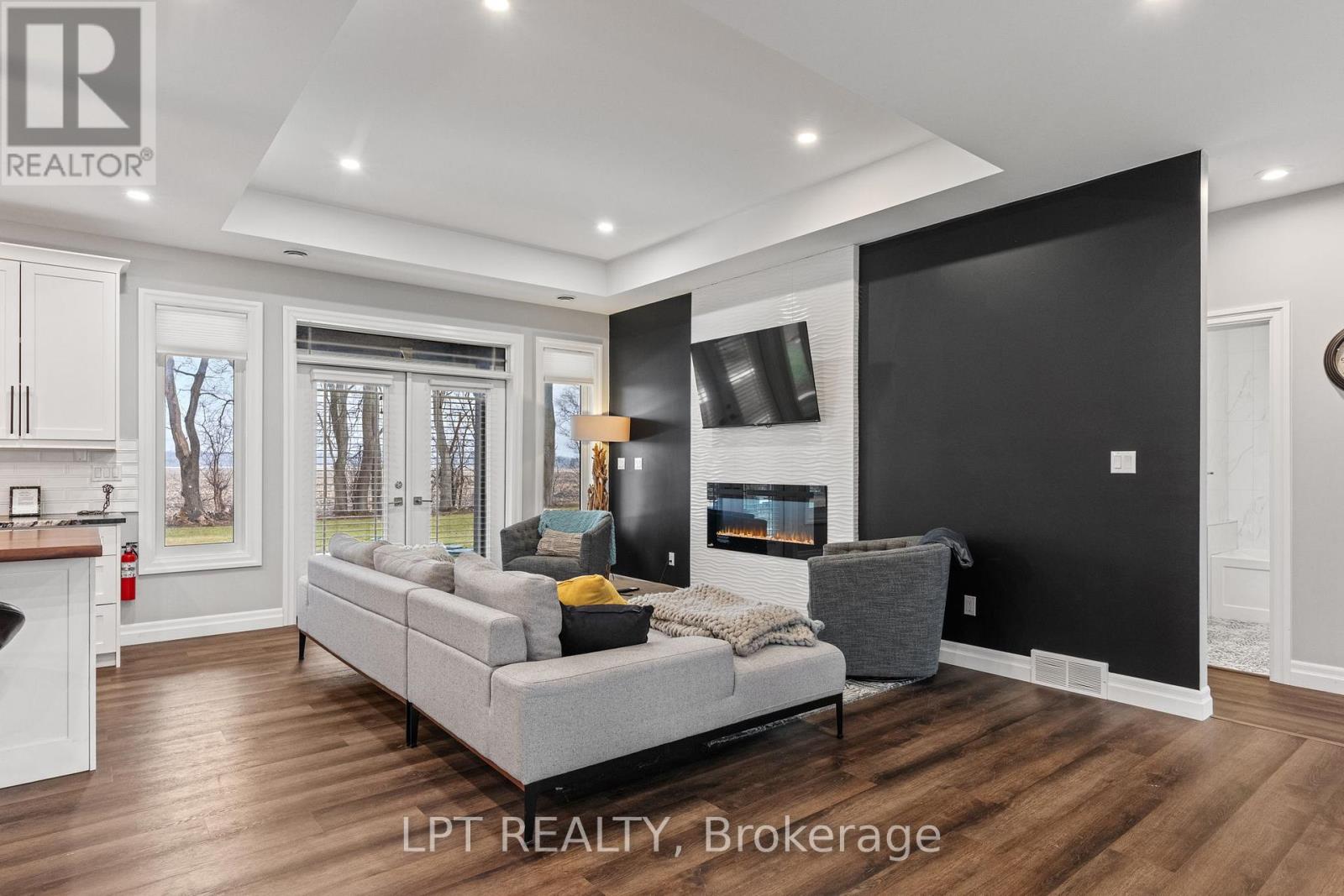 8439 Lazy Lane, Lambton Shores, Ontario  N0M 2N0 - Photo 7 - X12873068